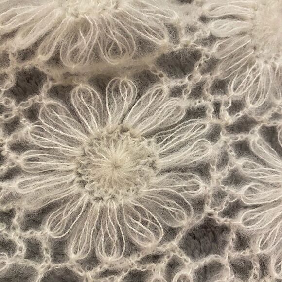 Gertz 100% acrylic knitted shawl, made in Japan 🇯🇵 - Picture 9 of 10